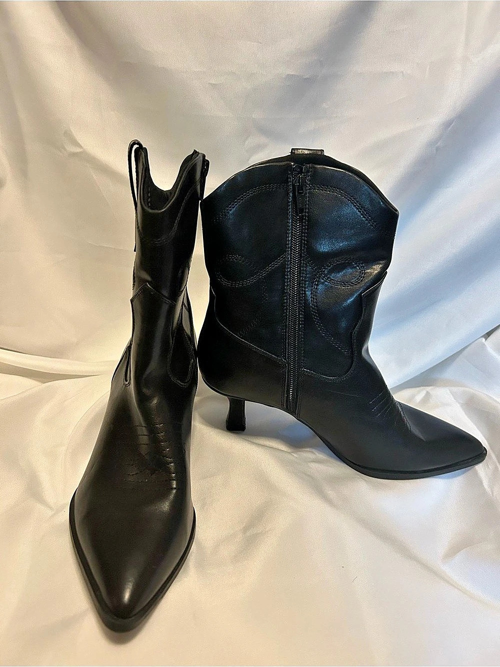 Universal Thread Black Pointed-Toe Heeled Boots